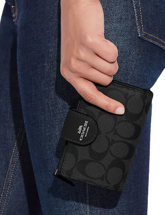 Corner clearance zip wallet