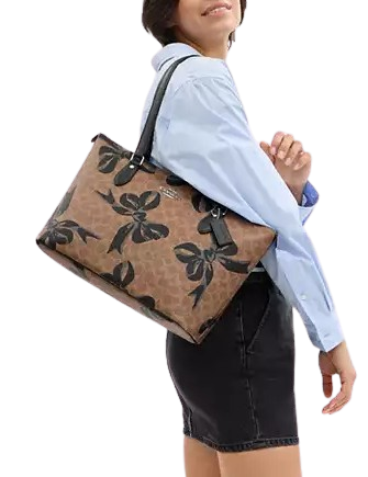 【Coach】Gallery Tote Bag With Bow Print ◆国内発送◆ Coach Gallery Tote Bag In Signature Canvas With Bow Print